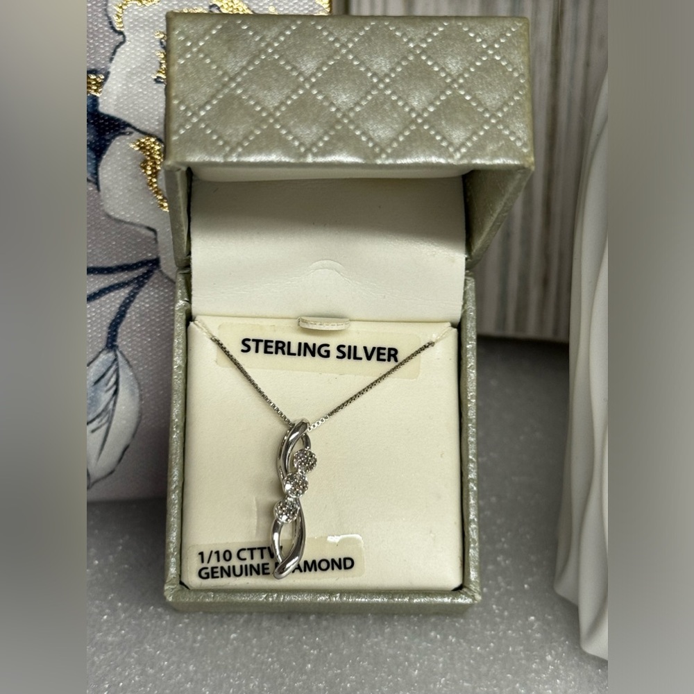 Nwt 1/10 CTTW genuine diamond sterling silver necklace in box - Picture 6 of 12